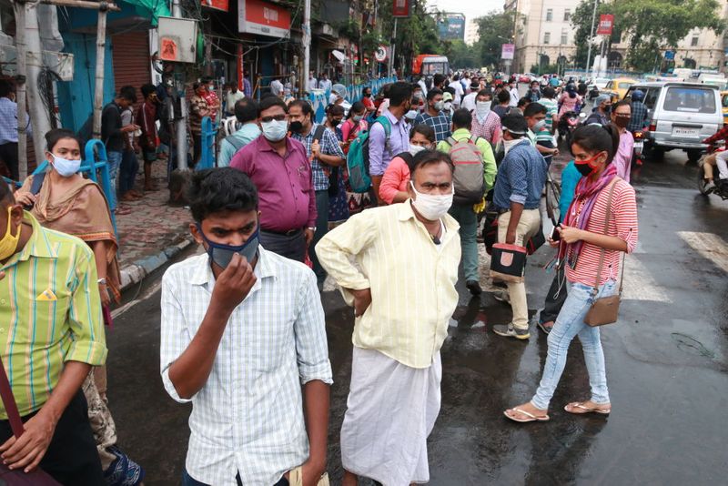 मार्च तक देश में कोरोना वायरस दूसरे चरण यानी लोकल ट्रांसमिशन के स्टेज तक था। लोकल ट्रांसमिशन उसे माना जाता था जब कोई मरीज विदेश से लौटे संक्रमित व्यक्ति के संपर्क में आने से दूसरे संक्रमित के जरिये बीमार होता है। इसका मतलब ये है कि लोकल ट्रांसमिशन में यह पता होता है कि वायरस कहां से फैल रहा है। 