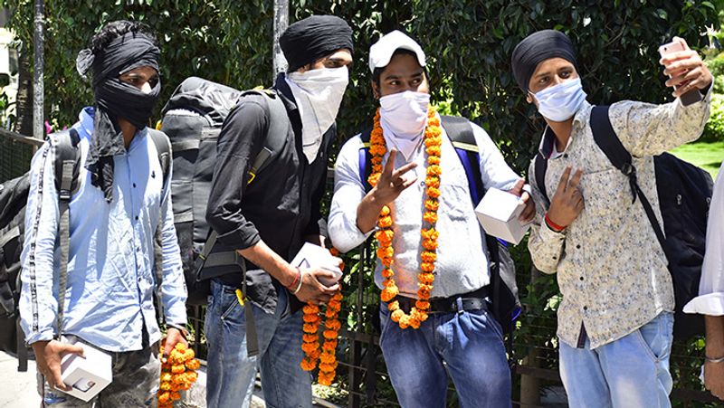 अमृतसर में सेल्फी क्रेजी युवाओं की टोली