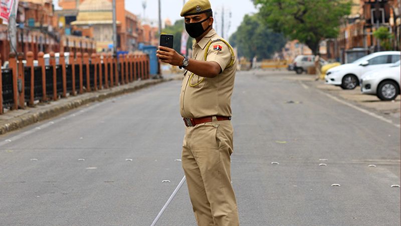 जयपुर में सूनी सड़क पर सेल्फी लेता पुलिसकर्मी।