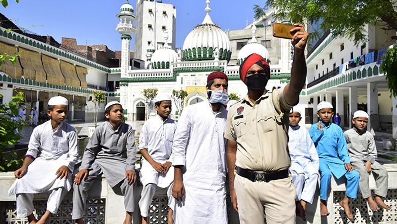 अमृतसर में एक मस्जिद के बाहर सेल्फी लेता पुलिसकर्मी। हालांकि यहां थोड़ी लापरवाही दिखी। बच्चों ने मास्क नहीं पहने थे।