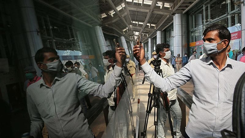 जयपुर में घर वापसी के बीच सेल्फी लेता एक शख्स। आगे देखिए कुछ विदेशों की तस्वीरें