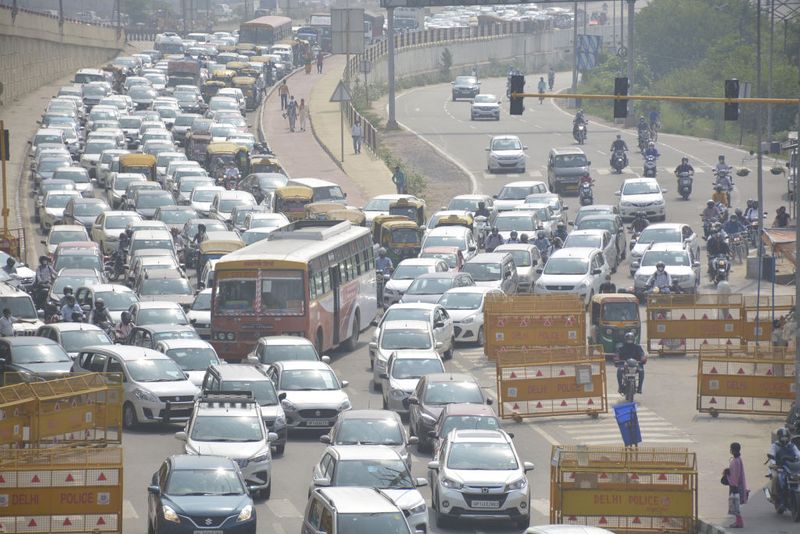यह है महामारी के चार चरण
आईसीएमआर के अनुसार कोरोना वायरस महामारी के फैलने के चार चरण हैं। पहले चरण में वे लोग कोरोना वायरस से संक्रमित पाये गए जो दूसरे देश से भारत में आये और उनमें पहले से ही कोरोना के विषाणु थे। यह स्टेज भारत पार कर चुका है क्योंकि ऐसे लोगों से भारत में स्थानीय स्तर पर संक्रमण अब फैल चुका है। 