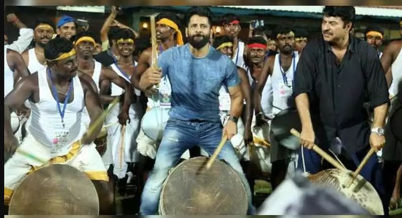 தற்போது விக்ரமின் 60வது படம் குறித்த அசத்தல் அறிவிப்பும் வெளியாகியுள்ளது. கார்த்திக் சுப்புராஜ் இயக்கத்தில் மகன் துருவ் விக்ரமுடன் சேர்ந்து விக்ரம் நடிக்க உள்ள “சீயான்60” படத்தின் பர்ஸ்ட் லுக் போஸ்டர் நேற்று வெளியானது. அதுமட்டுமின்றி “கோப்ரா”,“பொன்னியின் செல்வன்” ஆகிய படங்களும் விக்ரமின் கைவசம் உள்ளன. 
