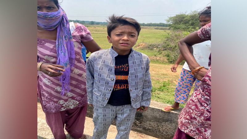 आरोपी ने बताया कि वो पत्नी को स्कूल पहुंचाने जा रहा था। इसी दौरान उसे लगा कि कोई उसका पीछा कर रहा है। इसलिए उसने बाइक रिंग रोड की ओर मोड़ दी। आरोपी ने कहा कि उसका साला विक्की फोन पर धमकी देता था। उधर, अपनी आंखों के सामने मां को तड़पता देखकर बेटा कांपता रहा।