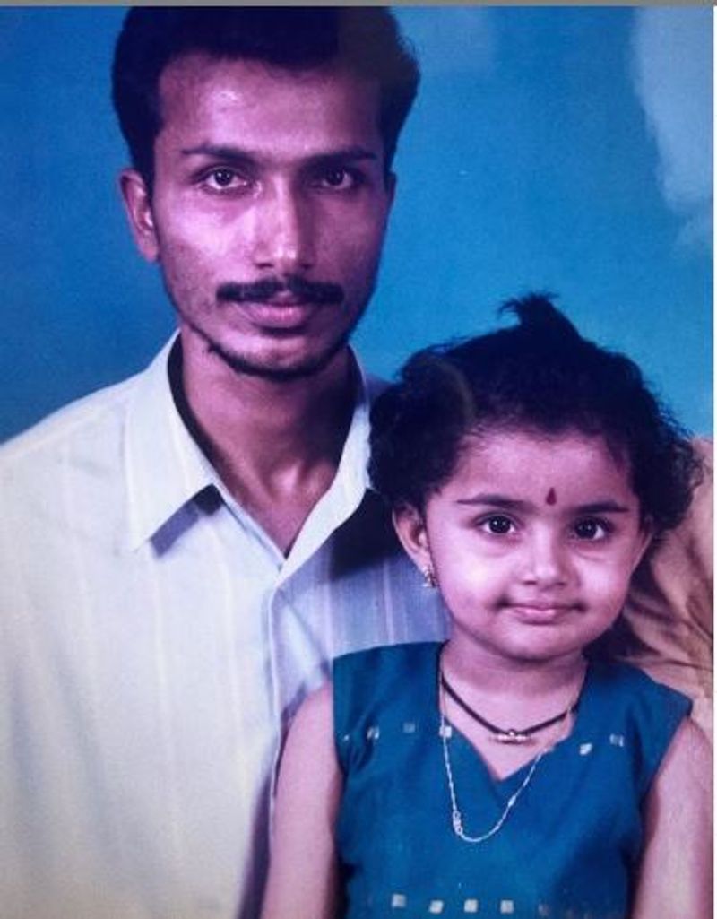 மலையாளத்தில் சூப்பர் ஹிட்டான பிரேமம் படம் மூலம் முன்னணி நடிகையாக மாறிய அனுபமா பரமேஸ்வரன், சிறிய வயதில் கொஞ்சம் கூட ஆல் அடையாளம் தெரியாமல் இருக்கிறார். 