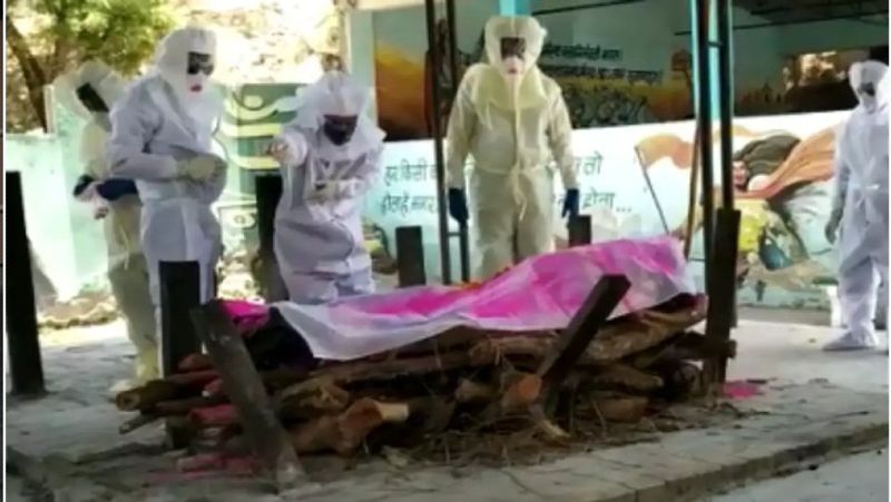 बता दें कि मृतक की पत्नी दिल्ली में ही है। जैसे ही उसने पति की मौत की खबर सुनी तो उसको अस्थमा अटैक आ गया। जहां उसकी 15 साल की बेटी ने मां को अस्पताल में भर्ती कराया। वहीं वीरेंद्र का बेटा पहले से भोपाल के चिरायु अस्पताल में क्वारेंटाइन है। ऐसे हालत में हमीदिया अस्पताल ने अपने स्टाफ से वीरेंद्र का अंतिम संस्कार कराया। 