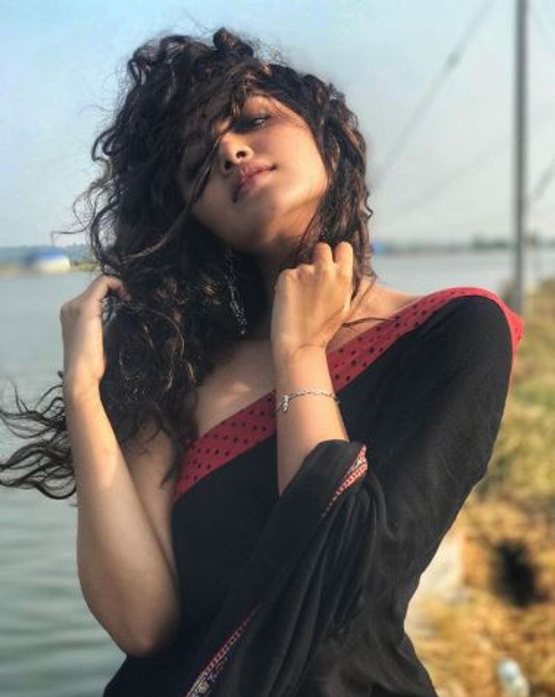 బుమ్రా, ఇన్స్టాగ్రామ్లో ఫాలో అవుతున్న ఒకే ఒక్క హీరోయిన్ అనుపమ పరమేశ్వరన్. క్రికెటర్ జస్ప్రిత్ బుమ్రా అంటే తనకెంతో ఇష్టమని బహిరంగంగానే ప్రకటించింది అనుపమ పరమేశ్వరన్....