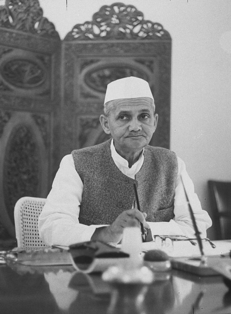 - उन्होंने कहा था कि शास्त्री के पास हमेशा एक डायरी रहती थी, लेकिन वह डायरी नहीं मिली। इसके अलावा उनके पास हरदम एक थर्मस रहता था, वो भी गायब था। इसके अलावा पोस्टमार्टम भी नहीं हुआ था, जिससे उनकी मौत संदेहजनक मानी जाती है।
