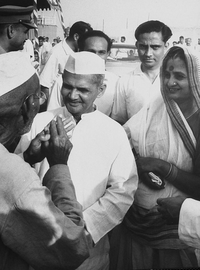 रूसी औरत ने बताया, "यॉर प्राइम मिनिस्टर इज दाइंग।"
- शास्त्री जी की मौत के वक्त उनके होटल में ही मौजूद पत्रकार कुलदीप नैयर ने अपनी आत्मकथा बियॉन्ड द लाइंस और इंटरव्यू में उनकी मौत और उनसे जुड़े कुछ किस्सों के बारे में बताया था।
