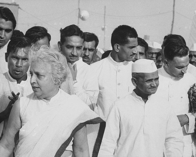 - कुलदीप बताते हैं उस समय भारत-पाकिस्तान समझौते की खुशी में होटल में पार्टी थी। वे बताते हैं कि उनकी नींद दरवाजे की दस्तक से खुली। सामने एक रूसी औरत खड़ी थी, जो उनसे बोली, "यॉर प्राइम मिनिस्टर इज दाइंग।"
- नैयर तेजी से कोट पहनकर नीचे आए। वहां पर रूसी प्रधानमंत्री कोसिगिन खड़े थे। एक पलंग पर शास्त्री जी का छोटा सा शरीर सिमटा हुआ था। नैयर बताते हैं वहां जनरल अयूब भी पहुंचे।