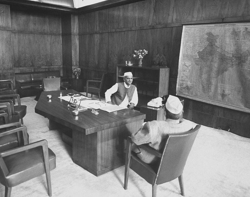 पत्नी के इस नाराजगी से शास्त्री को लगा था धक्का
- नैयर बताते हैं देर रात शास्त्री जी ने अपने घर पर फोन किया था। फोन उनकी सबसे बड़ी बेटी ने उठाया था। फोन उठते ही शास्त्री बोले, 'अम्मा को फोन दो।' शास्त्री अपनी पत्नी ललिता को अम्मा कहा करते थे।
- उनकी बड़ी बेटी ने जवाब दिया, अम्मा फोन पर नहीं आएंगीं। शास्त्री जी ने पूछा क्यों? जवाब मिला क्योंकि आपने हाजी पीर और ठिथवाल पाकिस्तान को दे दिया है। वो बहुत नाराज हैं। शास्त्री को इस बात से बहुत धक्का लगा।