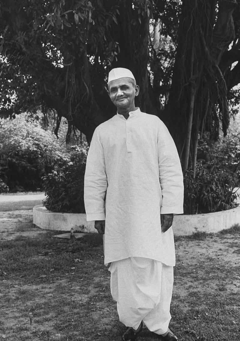 - नैयर बताते हैं इसके बाद शास्त्री जी परेशान होकर कमरे में चक्कर लगाने लगे। हालांकि कुछ देर में उन्होंने फिर अपने सचिव को फोन किया। वो भारत में नेताओं की प्रतिक्रिया जानना चाहते थे। उन्हें आलोचना भरी दो प्रतिक्रियाएं मिली थीं।