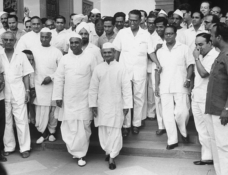 पहला ऐसा विदेशी दौरा, जब पत्नी नहीं थी साथ
- लाल बहादुर शास्त्री के बेटे अनिल ने एक इंटरव्यू में बताया था कि लंबे वक्त तक उनकी मां कहती रहीं कि अगर वे शास्त्री जी के साथ इस दौरे पर ताशकंद गई होतीं तो शास्त्री जी जिंदा होते।
- उन्होंने बताया कि वैसे ये अकेला दौरा था, जब उनकी पत्नी उनके साथ नहीं गई थीं। ये बहुत ही कूटनीतिक दौरा था तो विदेश मंत्रालय ने उन्हें न जाने का सुझाव दिया था।
