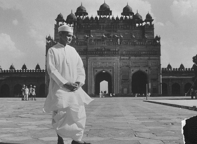 - शास्त्री जी की मौत के बाद पत्नी ललिता ने उनकी अस्थियों को काफी वक्त तक संभालकर रखा, जिसे बाद में इलाहाबाद के संगम में प्रवाहित किया गया।
- ललिता शास्त्री की इच्छा थी कि दिल्ली में शास्त्री जी की समाधि के पास ही उनकी भी समाधि बने, हालांकि उनकी ये इच्छा अधूरी ही रह गई। 1993 में ललिता जी का भी देहांत हो गया।