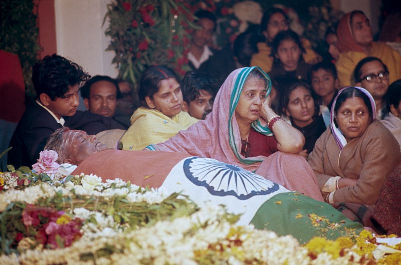 मौत के बाद पूरा चेहरा हो गया था नीला, मुंह पर थे सफेद धब्बे
- सोवियत संघ के ताशकंद में 10 जनवरी, 1966 को भारत और पाकिस्तान ने एक समझौते पर दस्तखत किए थे। उसी रात ताशकंद में पूर्व प्रधानमंत्री लाल बहादुर शास्त्री का निधन हो गया था।
- शास्त्री के निधन के बाद परिजनों ने उनकी मौत पर सवाल उठाए थे। उनके बेटे अनिल शास्त्री के मुताबिक लाल बहादुर शास्त्री की मौत के बाद उनका पूरा चेहरा नीला हो गया था, उनके मुंह पर सफेद धब्बे पाए गए थे।