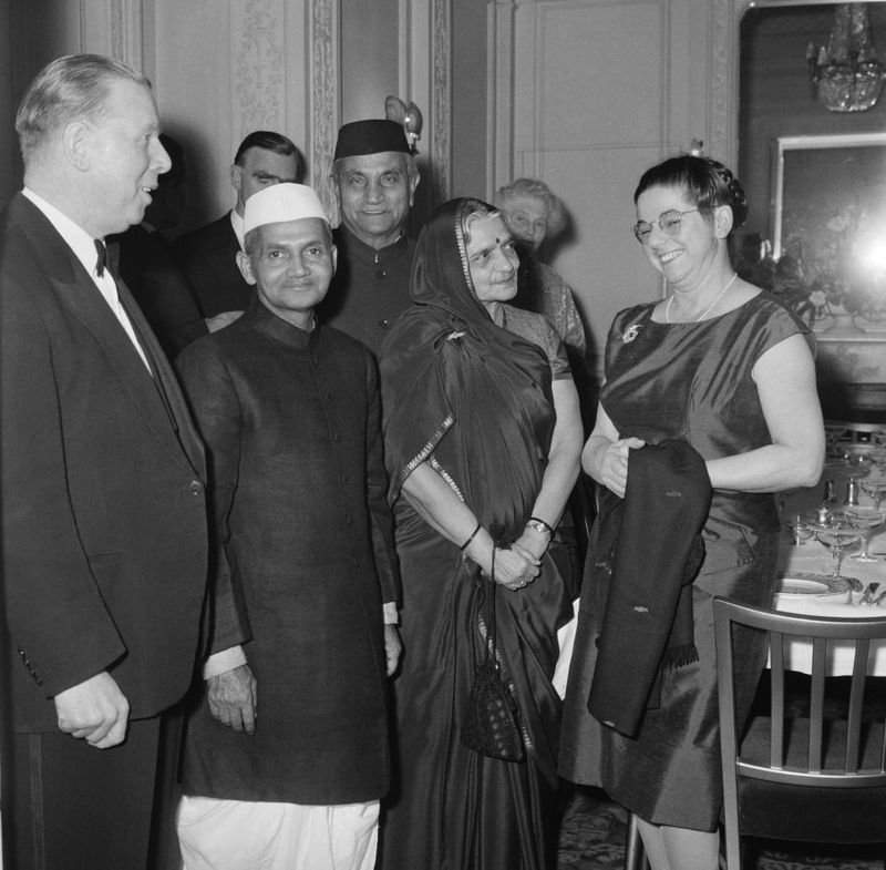 दहेज में लिए खादी के कपड़े
- शास्त्री जी जात-पात के सख्त खिलाफ थे। तभी उन्होंने अपने नाम के पीछे सरनेम नहीं लगाया। शास्त्री की उपाधि उनको काशी विद्यापीठ से पढ़ाई के बाद मिली थी।
- शास्त्री जी ने अपनी शादी में दहेज लेने से इनकार कर दिया था। लेकिन ससुर के बहुत जोर देने पर उन्होंने कुछ मीटर खादी के कपड़े दहेज के तौर पर लिए थे।