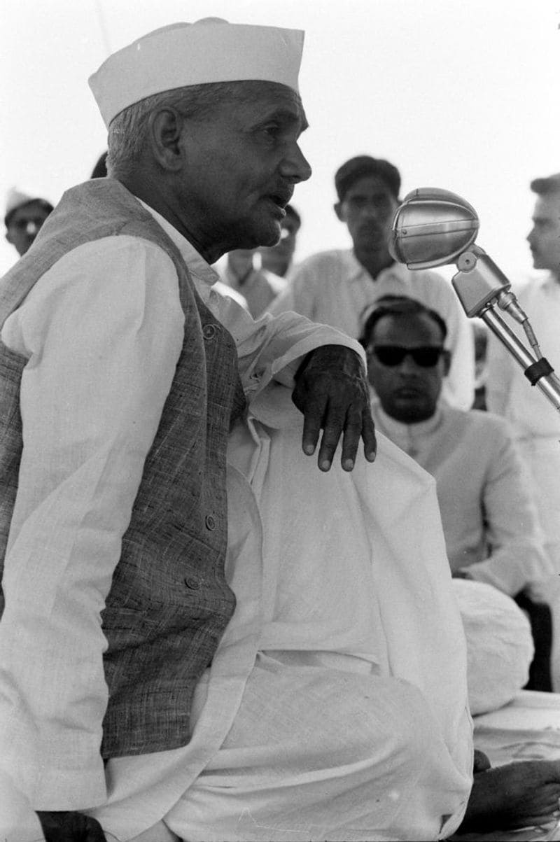 जय जवान जय किसान का दिया था नारा
- 1964 में जब शास्त्री प्रधानमंत्री बने तब देश में खाने कई चीजें आयात करनी पड़ती थीं। 1965 में पाकिस्तान से जंग के दौरान देश में भयंकर सूखा पड़ा। तब उन्होंने देशवासियों से एक दिन का उपवास रखने की अपील की।