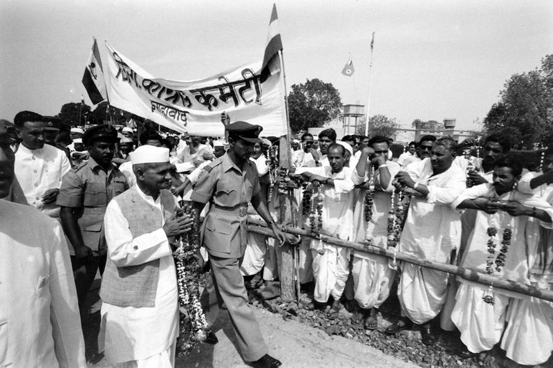 - उन्होंने कृषि उत्पादन में आत्मनिर्भरता के लिए 'जय जवान जय किसान' का नारा दिया। हालांकि 1965 में भारत-पाक युद्ध विराम के बाद उन्होंने ये भी कहा था कि हमने पूरी ताकत से लड़ाई लड़ी, अब हमें शांति के लिए पूरी ताकत लगानी है।