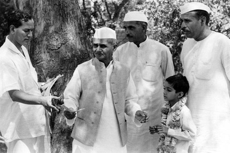 स्कूल जाने के लिए तैरकर पार करते थे नदी
- पूर्व प्रधानमंत्री लाल बहादुर शास्त्री का जन्म 2 अक्टूबर 1904 को उत्तर प्रदेश के मुगलसराय में हुआ था। उनके पिता स्कूल शिक्षक थे। जब लाल बहादुर शास्त्री केवल डेढ़ वर्ष के थे तभी उनके पिता का निधन हो गया था।
- बचपन से ही शास्त्री को काफी गरीबी और मुश्किलों का सामना करना पड़ा। कई जगह इस बात का भी जिक्र किया गया है कि पैसे नहीं होने पर वे तैरकर नदी पार कर स्कूल जाया करते थे।