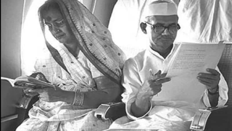 जेल में आम लाने पर किया पत्नी का विरोध
- स्वतंत्रता की लड़ाई के दौरान शास्त्री करीब 9 साल तक जेल में रहे। असहयोग आंदोलन के लिए पहली बार वह 17 साल की उम्र में जेल गए, लेकिन बालिग न होने की वजह से उन्हें छोड़ दिया गया।
- इसके बाद वे सविनय अवज्ञा आंदोलन के लिए 1930 में ढाई साल के लिए जेल गए। 1940 और फिर 1941 से लेकर 1946 के बीच भी जेल में रहे। शास्त्री जी ने करीब 9 साल जेल में बिताए।