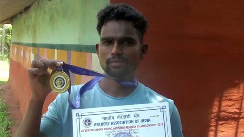 बता दें कि अनिल लोहार ने पिछले साल मार्च में ओडिशा में हुई नेशनल तीरंदाजी प्रतियोगिता में इंडियन राउंड के टीम इवेंट में गोल्ड मेडल जीता था। अनिल ने सरायकेला के रतनपुरा स्थित तीरंदाजी एकेडमी में अपने खेल की शुरुआत की थी।