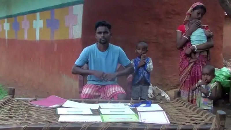 अनिल ने बताया कि पहले वे प्राइवेट जॉब करते थे। उन्हें लगा कि पूरा फोकस खेल पर देना चाहिए, तो जॉब छोड़ दी। लेकिन लॉकडाउन में आर्थिक स्थिति इतनी बिगड़ गई कि मुर्गे बेचकर घर चलाना पड़ रहा है।
उनकी पत्नी चांदमनी कहती हैं कि घर किसी तरह चल रहा है। कभी-कभार वे अपने मायके से मदद ले लेती हैं।