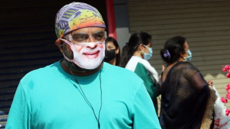 फोटो में दिखाई दे रहा यह शख्स राजधानी भोपाल का है, जिसने कोरोना के कहर से बचने के लिए प्रधानमंत्री मोदी के आधे चेहरे वाला मास्क अपने मुंह पर लगाया हुआ है। सोशल मीडिया पर इस तरह की तस्वीरें खूब वायरल हो रही हैं। वहीं कुछ कह रहे हैं कि अब खैर नहीं कोरोना को हारना ही पड़ेगा।
