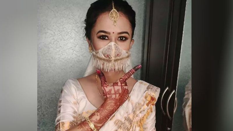 कोरोना के कहर में जो शादियां हो रही हैं वह सरकार के सारे नियम के अनुसार हो रही हैं। जहां दूल्हा-दुल्हन के लिए खासतौर पर डिजाइन किए गए मास्क भी बिकने आ गए हैं। जिन पर खूबसूरत एम्ब्रॉइडरी वर्क किया हुआ है।