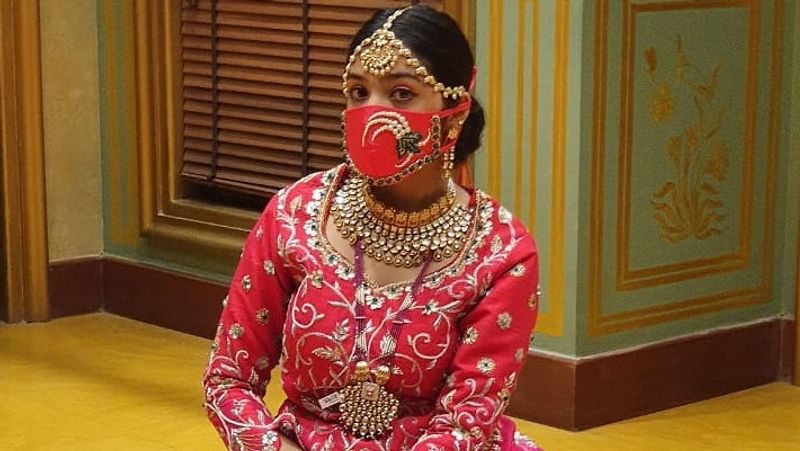 दुल्हन का कहना है कि इससे हम लोगों को संदेश देना चाहते थे कि आम लोगों को कपड़े से बने मास्क पहनना चाहिए।
