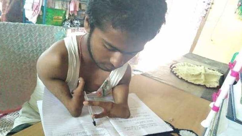 असम के चंगसारी में रहने माजिद ने टाइम्स ऑफ इंडिया से बातचीत में बताया कि उनकी मां ने 3 साल की उम्र से उसे पेंसिल पकड़ना और लिखना सिखाया। 