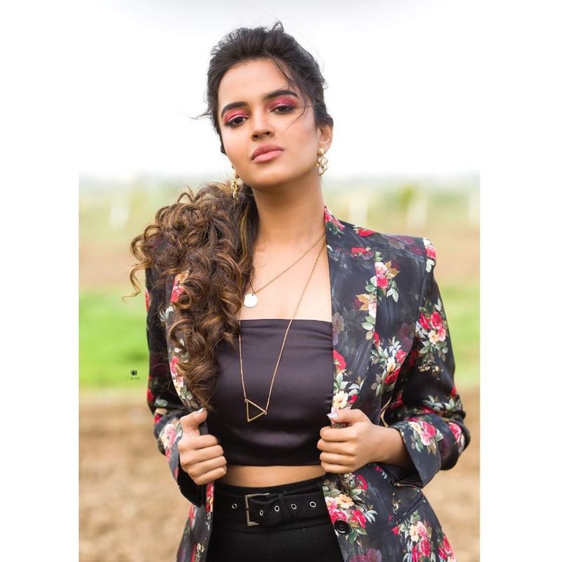 Actress Pujitha ponnada hot and cute photos