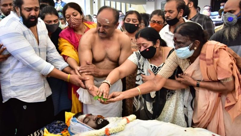 उन्होंने करियर की शुरुआत में करीब चार सालों तक अंकल अर्जुन सरजा के यहां बतौर असिस्टेंट डायरेक्टर काम किया था। चिरंजीवी, एक्टर ध्रुव सरजा के बड़े भाई और साउथ इंडस्ट्री के एक्शन किंग कहलाने वाले अर्जुन सरजा के भतीजे थे।