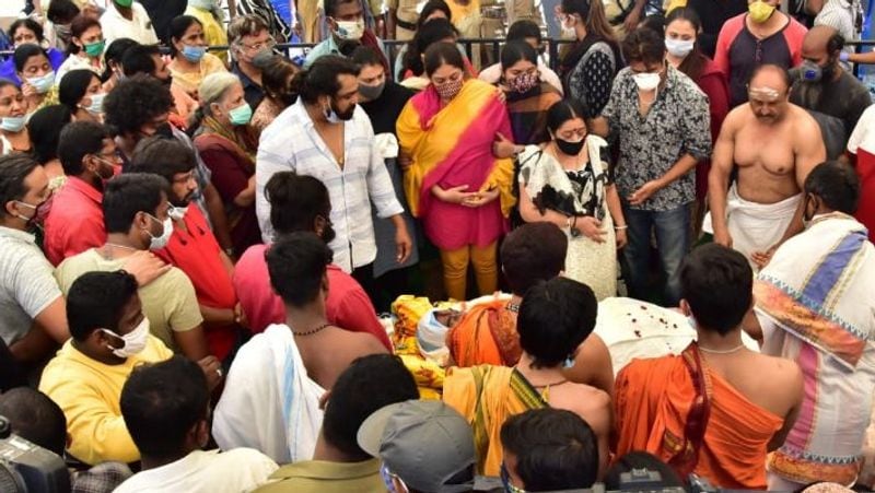 चिरंजीवी सरजा को बीते शनिवार सीने में दर्द की शिकायत के बाद अस्पताल में भर्ती कराया गया था। मीडिया रिपोर्ट्स के मुताबिक, उन्हें बेंगलुरु के जयनगर में सागर अपोलो अस्पताल में भर्ती कराया गया था।