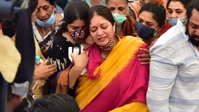  கணவனின் பிரிவை தாக்காமல் தவித்த மேக்னா ராஜ் கடந்த மாதம் வெளியிட்ட இன்ஸ்டாகிராம் பதிவில் கூட, சிரு தனக்கு உன்னதமான பரிசை கொடுத்துவிட்டு சென்றுள்ளதாகவும், அவருடைய புன்னகையை மீண்டும் காண காத்திருப்பதாகவும் உருக்கமாக பதிவிட்டார். 