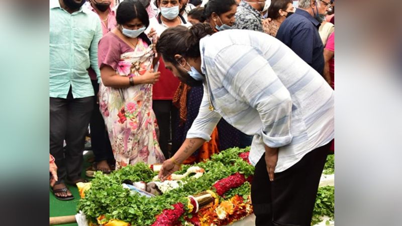 17 अक्टूबर, 1980 को बेंगलुरू में जन्में चिरंजीवी ने 2009 में आई फिल्म वायुपुत्र से करियर की शुरुआत की थी। इस फिल्म को उनके अंकल किशोर सरजा ने डायरेक्ट किया था।