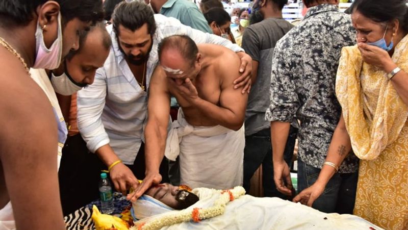 पिता और भाई ने रोते-रोते दी चिरंजीवी को अंतिम विदाई।