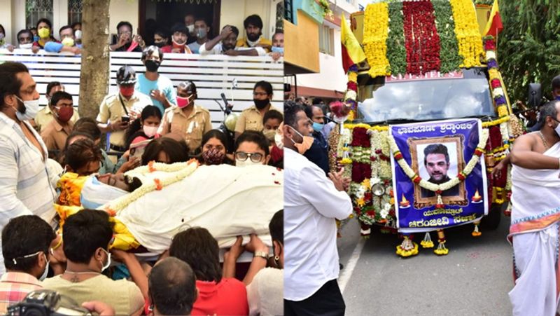 चिरंजीवी की अंतिम यात्रा में बड़ी संख्या में लोग मुंह पर मास्क लगाकर शामिल हुए।