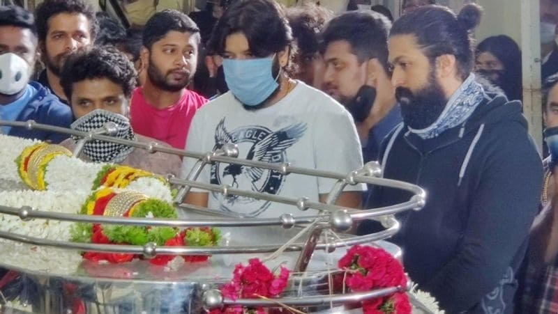 दोस्त को अंतिम विदाई देने केजीएफ के एक्टर यश भी पहुंचे। 