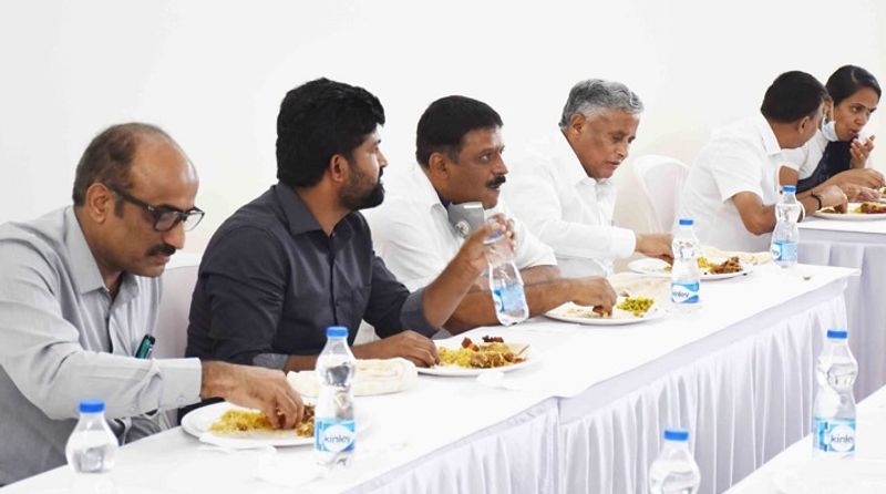 ಮಡಿಕೇರಿಯ ವಕೀಲ ಕೃಷ್ಣಮೂರ್ತಿ ಎಂಬವರು ಸಚಿವರ ವಿರುದ್ಧ ದೂರು ಸಲ್ಲಿಸಿದ್ದಾರೆ.