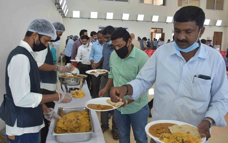 ಪೊಲೀಸ್ ಸಿಬ್ಬಂದಿ ಸೇರಿದಂತೆ ಜಿಲ್ಲೆಯ ಕೊರೋನಾ ವಾರಿಯರ್ಸ್ ಔತಣ ಕೂಟದಲ್ಲಿ ಭಾಗವಹಿಸಿದ್ದರು