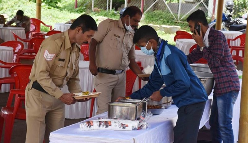 ಬಹುತೇಕ ಎಲ್ಲ ಪೊಲೀಸ್ ಸಿಬ್ಬಂದಿಯೂ ಔತಣಕೂಟದಲ್ಲಿ ಭಾಗಿಯಾಗಿದ್ದರು.