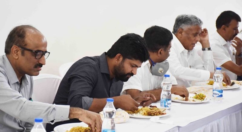 ಸಂಸದ ಪ್ರತಾಪ್ ಸಿಂಹ ಹಾಗೂ ಸಚಿವ ಸೋಮಣ್ಣ ಔತಣ ಕೂಟದಲ್ಲಿ
