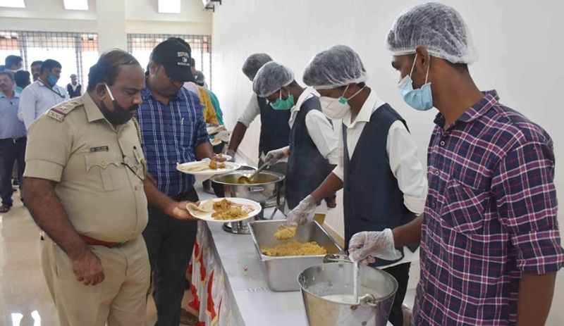 ಮಡಿಕೇರಿಯ ಕೊಡವ ಸಮಾಜ ಹಾಗೂ ಮೆಡಿಕಲ್ ಕಾಲೇಜಿನಲ್ಲಿ ಔತಣ ಕೂಟ ನಡೆದಿತ್ತು.