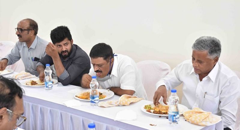 ಜೂ.5 ರಂದು ಕಾರ್ಯಕ್ರಮ ನಡೆದಿದ್ದು, ಉಸ್ತುವಾರಿ ಸಚಿವ ವಿ. ಸೋಮಣ್ಣ ಸಮ್ಮುಖದಲ್ಲಿ ಔತಣಕೂಟ ಆಯೋಜಿಸಲಾಗಿತ್ತು.