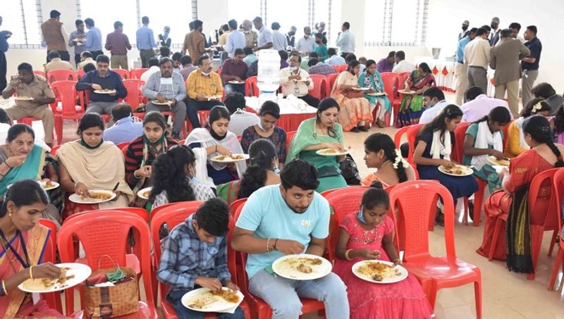 ಔತಣಕೂಟದಲ್ಲಿ ಭಾಗವಹಿಸಿದ ಕೊರೋನಾ ವಾರಿಯರ್ಸ್