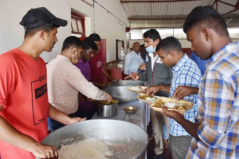 ಕಾರ್ಯಕ್ರಮದಲ್ಲಿ ಸಚಿವ, ಶಾಸಕರು ಸೇರಿ ಹಲವರು ಭಾಗಿಯಾಗಿದ್ದರು.ಪೊಲೀಸ್, ಆರೋಗ್ಯ ಸಿಬ್ಬಂದಿ ಸೇರಿ ವಿವಿಧ ಇಲಾಖೆಯ ನೂರೈವತ್ತಕ್ಕೂ ಹೆಚ್ಚು ಮಂದಿ ಭಾಗಿಯಾಗಿದ್ದು,ಕ್ರಮ ಕೈಗೊಳ್ಳದಿದ್ದಲ್ಲಿ ಹೈಕೋರ್ಟ್ ಮೊರೆ ಹೋಗುವುದಾಗಿ ತಿಳಿಸಿದ್ದಾರೆ.