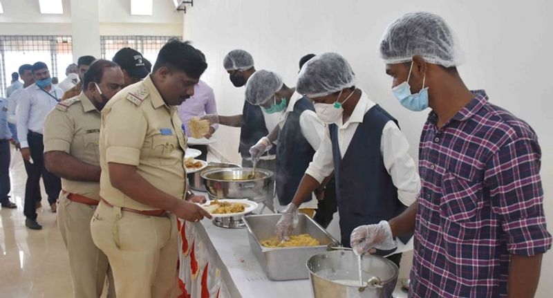 ಜನಪ್ರತಿನಿಧಿಗಳಿಗೊಂದು ನ್ಯಾಯ, ಸಾಮಾನ್ಯ ಜನರಿಗೊಂದು ನ್ಯಾಯ. ಇದನ್ನ ಎಲ್ಲರೂ ಖಂಡಿಸಬೇಕು. ಸರ್ಕಾರದ ನಿಯಮ ಎಲ್ಲರಿಗೂ ಒಂದೇ ಎಂದು ಕೃಷ್ಣಮೂರ್ತಿ ತಿಳಿಸಿದ್ದಾರೆ.
