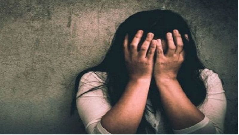 पंचायत के चलते ही पीड़ित के परिवारवालों को केस दर्ज कराने में देरी हुई। जब पंचायत को भी पीड़ित के घरवालों ने कलेंदर की तरफ देखा तो सोमवार को पीड़ित छात्रा घरवालों के साथ नूरसराय थाने में पहुंची। केस तो दर्ज कर लिया गया।
(प्रतीकात्मक फोटो)
