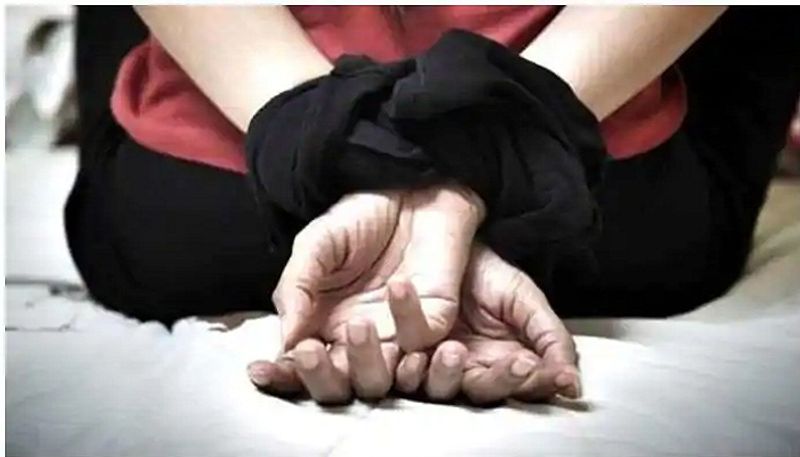 केस दर्ज कराने में देरी का फायदा उठाकर आरोपी कलेंदर पासवान फरार हो गया। फिलहाल पुलिस उसकी सरगर्मी से तलाश कर रही है।
(प्रतीकात्मक फोटो) 