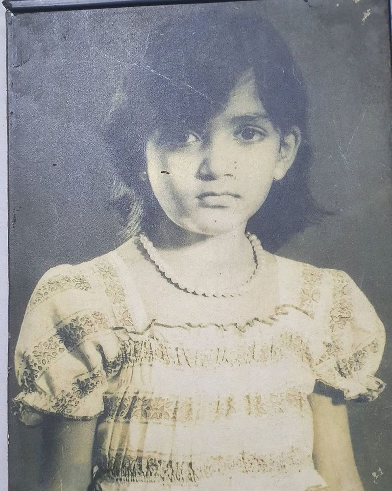 இந்த புகைப்படத்தை யாரும் பார்த்துத்திருக்கி மாட்டிங்க குஸ்புவின் சிறுவயது புகைப்படம்